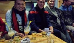 “Bỏ rơi” Thủy Tiên, Công Vinh một mình đi khai trương quán đồng đội