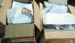 Lấy cả ô tô chở giấy vụn đến trường nộp cho con