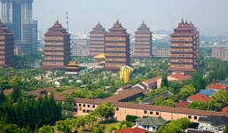 'Mục sở thị' ngôi làng giàu có xếp cọc tiền cao 2m trả cho dân