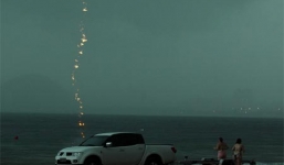 Tận mắt xem cảnh sét đánh chết người trên bãi biển