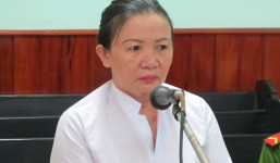 Một phụ nữ trùm quần lên đầu chánh án