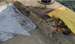 Xác bé trai sơ sinh trong thùng giấy trôi trên sông