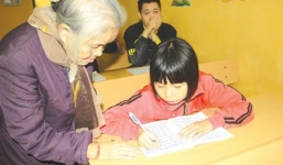 Bà giáo 82 tuổi và những học trò tật nguyền