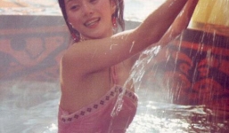 'Sốt' ảnh cũ diện áo yếm nghịch nước của Phạm Băng Băng