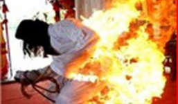 Thiếu nữ 19 tuổi bị người tình thiêu sống 