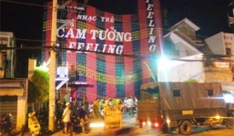 Cảnh sát ập vào kiểm tra ma túy ở quán bar lớn nhất quận Tân Bình