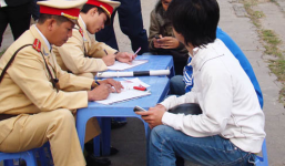 Quên nộp phạt vi phạm giao thông sẽ bị trừ vào lương