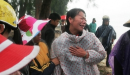 Cận cảnh vớt xác tàu bị chìm ở Huế làm 3 người chết