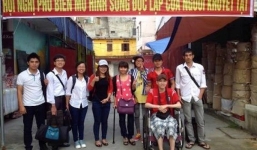 Ngồi xe lăn làm giảng viên đại học