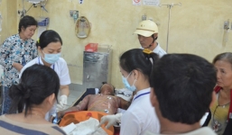 Thợ điện “bốc cháy” trên cột điện