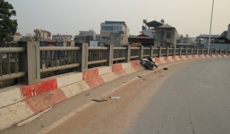 Tai nạn giao thông, đôi nam nữ văng qua thành cầu Vĩnh Tuy