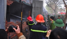 Cháy lớn tại ven trung tâm HN, 1.000m2 nhà kho bị sập