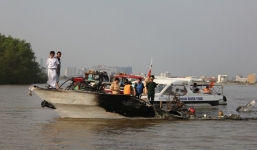 Cận cảnh tàu cánh ngầm bốc cháy, 83 hành khách nhảy xuống sông 