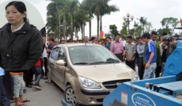 Em gái hất anh trai lên nắp capô, diễu phố 9km