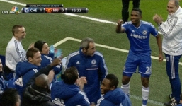 Vì sao Eto'o chỉ vào mặt Demba Ba khi ăn mừng bàn thắng?