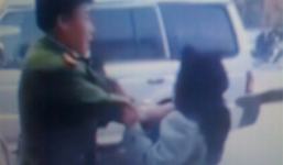 Clip: Công an dúi bà cụ xuống đường