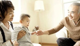 “Nản” với bà nội dạy cháu tính ích kỷ