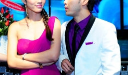 Ưng Hoàng Phúc - Kim Cương công khai thân mật nơi đông người 