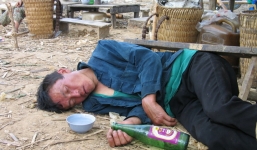 Nóng từ địa phương ngày 20/1: Nghệ An - Người đàn ông say rượu chết cóng bên đường