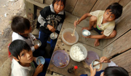 Kon Tum, Phú Yên 'than' không có tiền tết cho người nghèo