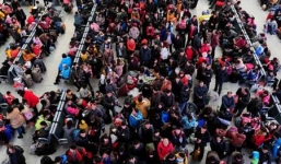 Cận cảnh dòng người chật cứng bến tàu xe về quê đón Tết