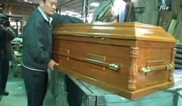 Bá đạo quà thưởng Tết của người Tàu: quan tài và 2 … mớ cần tây