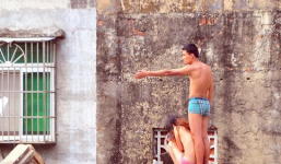 Bắt cóc thiếu nữ rồi ép khỏa thân trên nóc nhà