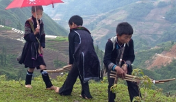 Thiếu nữ H'Mông xoay tít cùng chiếc ô tại chợ tình Sapa