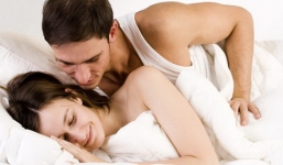 Ngủ chung với mẹ chồng, vẫn 'yêu' cuồng nhiệt