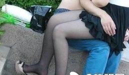 Thản nhiên diễn cảnh nóng trong công viên giữa ban ngày