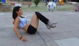Đi giày cao gót, hot girl Argentina tâng bóng điệu nghệ hơn Messi