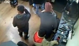 Clip: Bố xúi con trộm điện thoại ở tiệm làm tóc