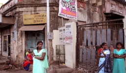 Bé gái 12 tuổi bị ép làm nô lệ tình dục trong 2 năm