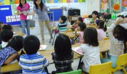 Tiếng Anh mầm non: Bộ nói dừng, trường vẫn dạy