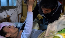 Nam sinh nuôi cha bại liệt ngay trong ký túc xá