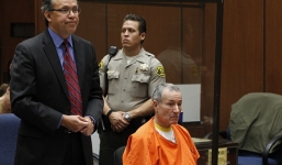 Thầy giáo bắt 30 nữ sinh ăn bánh quy phết tinh dịch