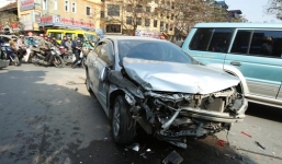 5 xe sang đâm nhau liên hoàn giữa Hà Nội