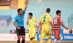 Hà Nội T&T thua trận, bầu Hiển xuống sân mắng trọng tài