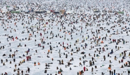 Hàng ngàn người tranh nhau câu cá trên sân băng âm 40 độ 