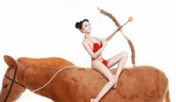 Bộ ảnh gây sốc Tân Phan Kim Liên đón năm mới trên lưng ngựa