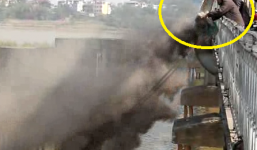 Clip: Người Hà Nội thả cá hay xả rác?