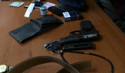 Trốn viện tâm thần, mang theo súng K59 dạo phố