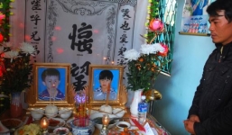 Chết lặng khi thấy các cháu nhỏ níu tay nhau dưới đáy hồ