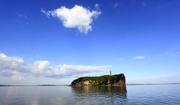 Đi xe đạp dưới đáy hồ nước lớn nhất Trung Quốc