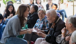 Nghệ sĩ neo đơn rơi nước mắt vì Mỹ Tâm