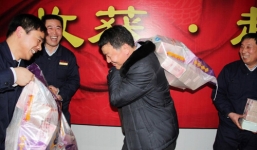 Cận cảnh vụ thưởng Tết bằng bao tải tiền