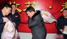 Thưởng Tết khủng, nhân viên vác cả bao tải tiền về ăn Tết