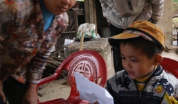 Cháu bé vừa biết nói đã biết đọc ở Quảng Bình