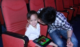 Đan Trường tình cảm hôn con trai nuôi của 'tình cũ'