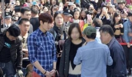 'Biển người' Trung Quốc đổ xô đến xem Lee Min Ho ở trường quay